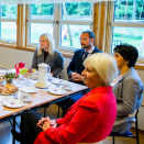 Kronprins Haakon og Kronprinsesse Mette-Marit besøkte også Familiens hus der de møtte samtalegruppen Sesam. Foto: Vegard Wivestad Grøtt / NTB scanpix